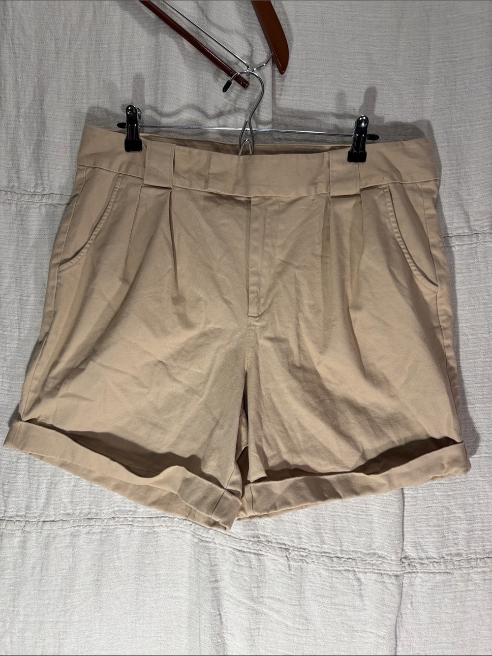 Lands' End Beige High-Rise Pleated Chino Cuffed Shorts Women’s Size 16